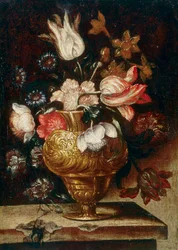 Metallvase mit einem Blumenstrauß